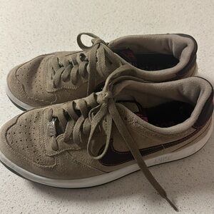 🍍 Vintage 2006 Nike Ace 83' Light Brown Sneakers 304733-021 Women's Size 7.5🍍
I2